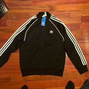 Adidas jacket it’s large brand new and is warm